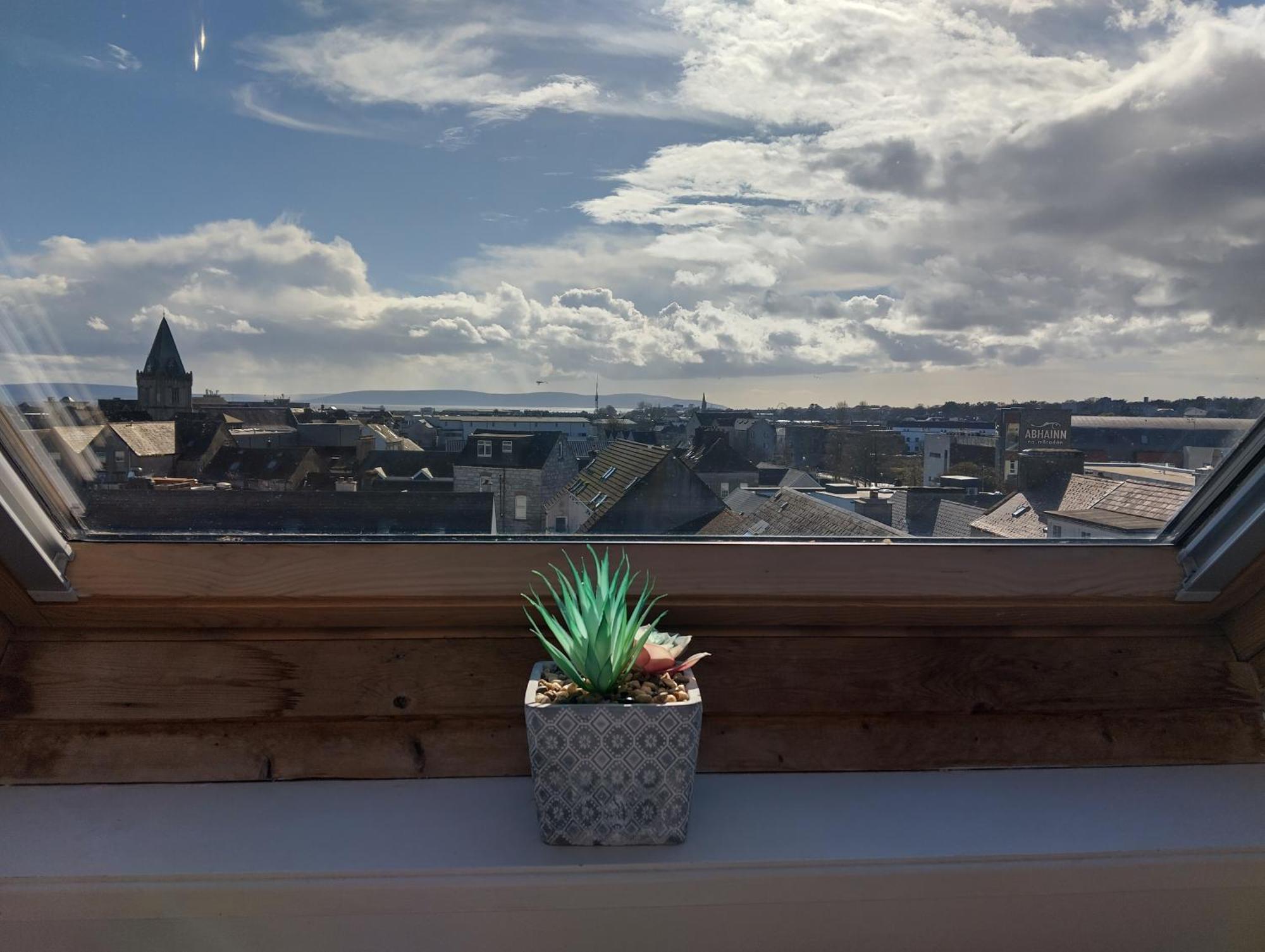 Heart Of City Centre Stunning View 戈尔韦 外观 照片